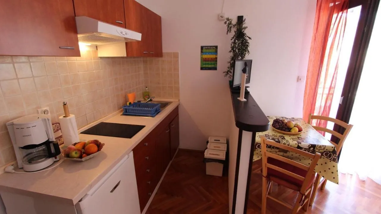 Apartments And Rooms Jelka Malinska Guest house