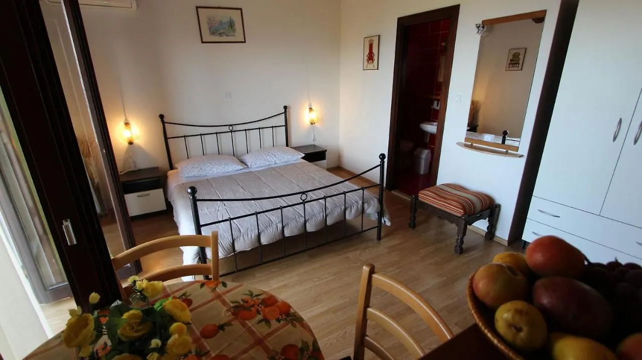 Apartments And Rooms Jelka Malinska Guest house