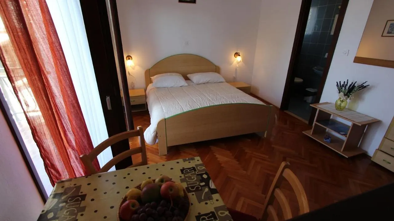Apartments And Rooms Jelka Malinska Guest house